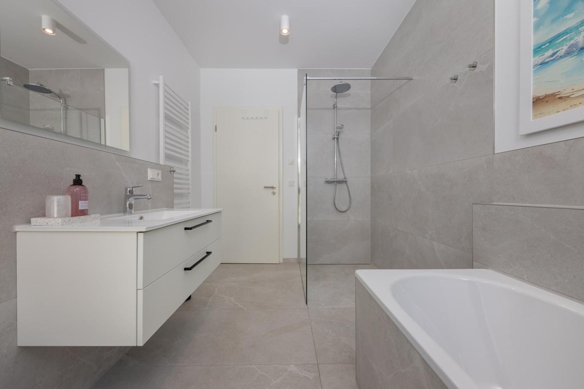 Ferienwohnung Strom Acht - Modern Frisch Inkl Stellplatz, Balkon - 200M Zum Alten Strom Rostock Ngoại thất bức ảnh